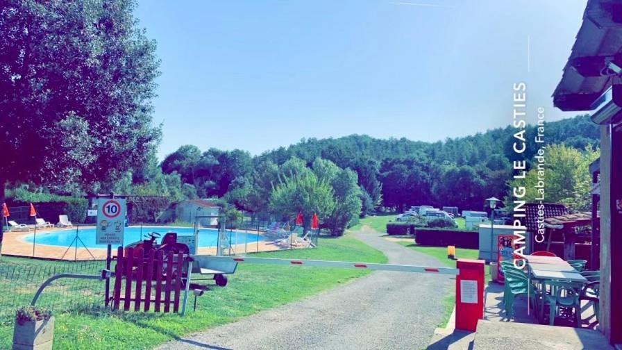 Camping Familial Paisible Avec Piscine, Mobil Home , Chalet, Studio & Emplacement Nue Casties-Labrande Eksteriør bilde